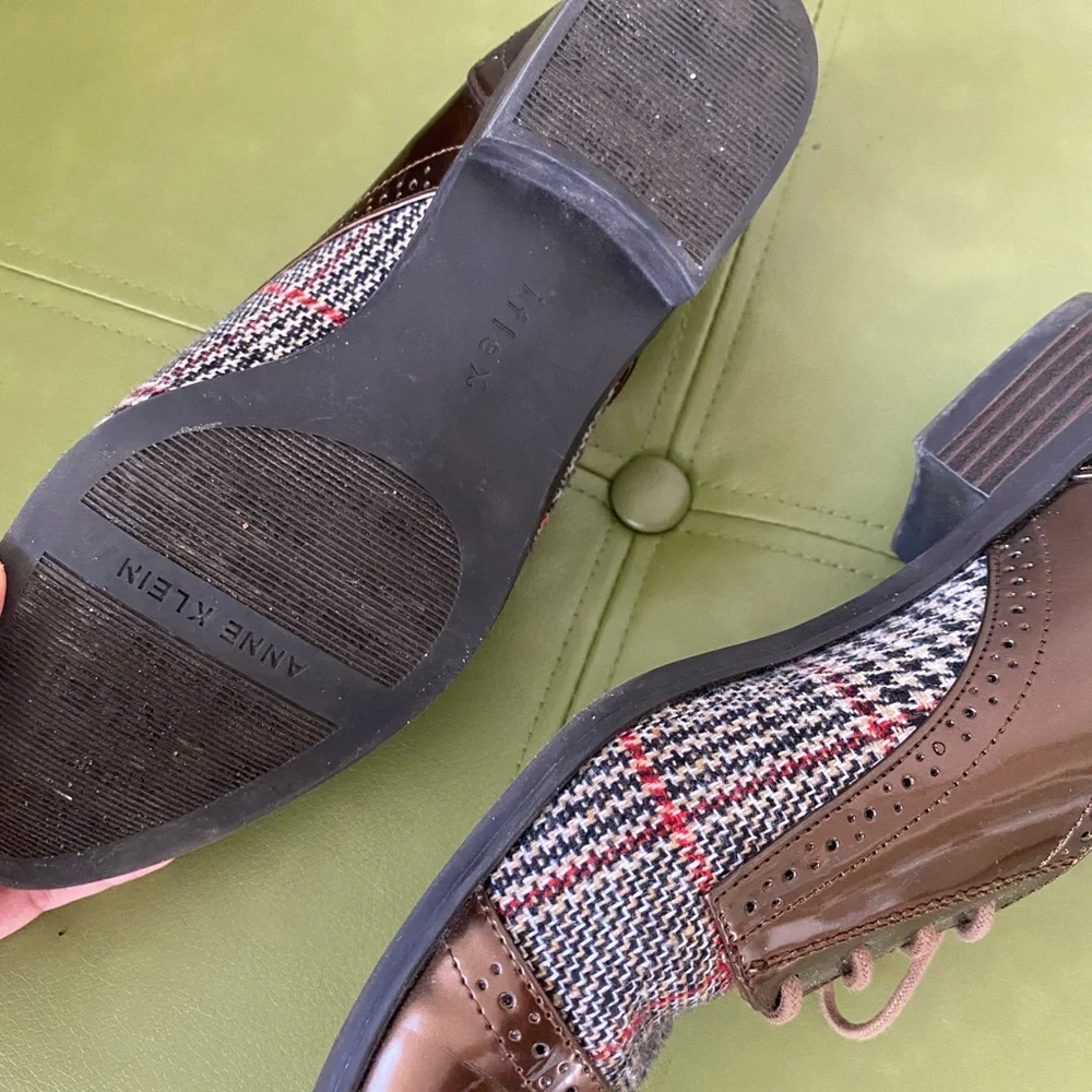 Anne Klein Oxford Brown Leather Flats with Unique Textile Accent - Picture 3 of 4